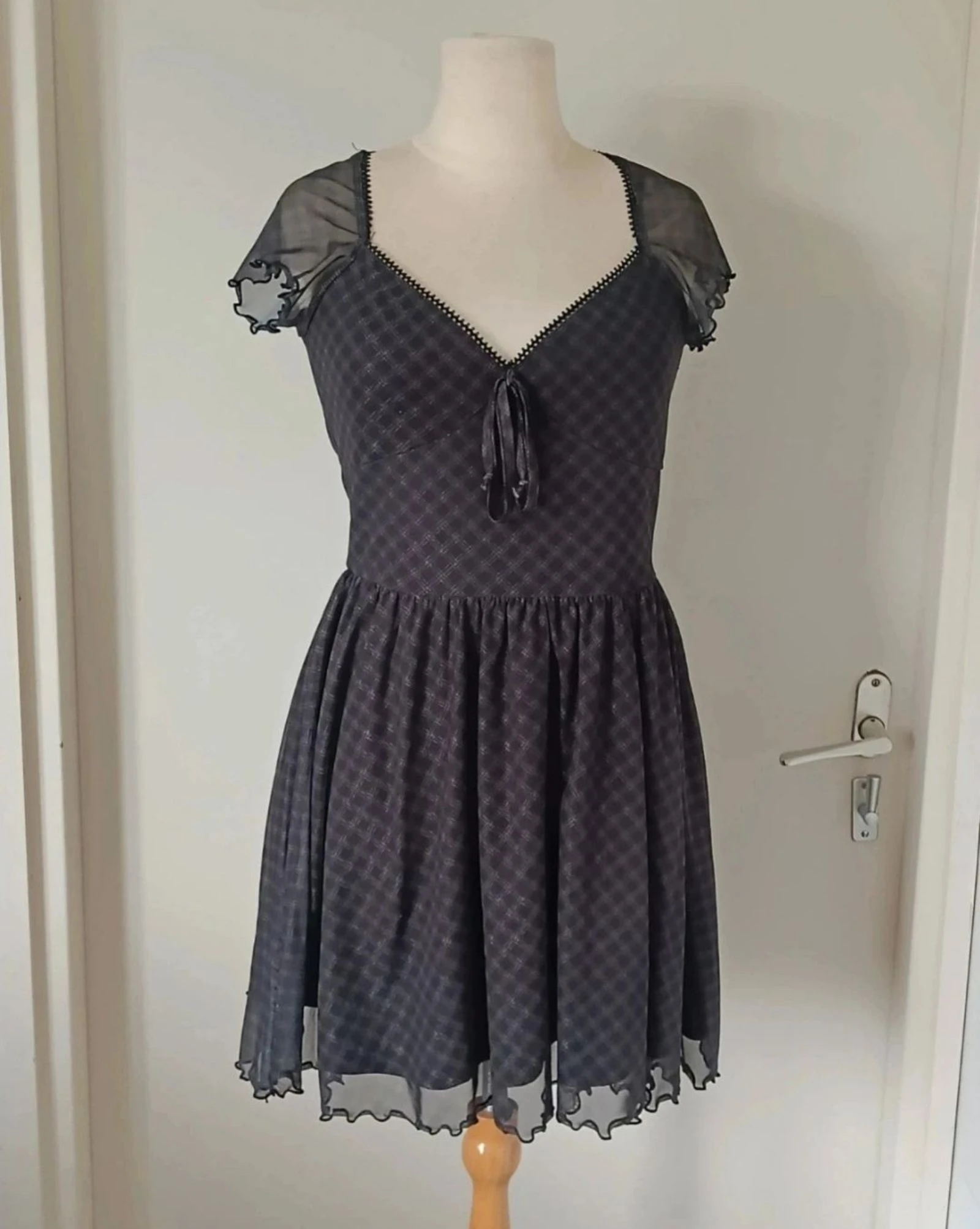 Elegant zwart jurkje met transparante mouwtjes en onderjurk, maat S